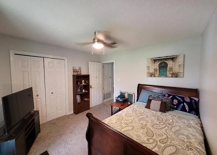 Homestay Bedroom Four Minutes From
