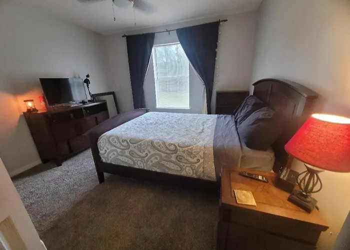 Bedroom Four Minutes From Pensacola