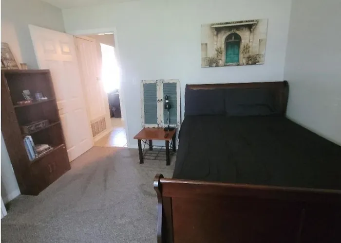 Bedroom Four Minutes From Pensacola