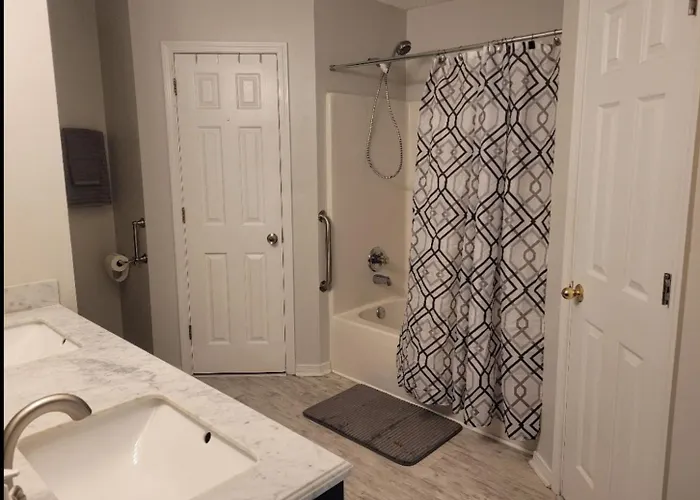 Bedroom Four Minutes From Homestay Pensacola